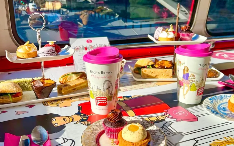 Etageren mit Afternoon Tea und Getränken an den Busfenstern