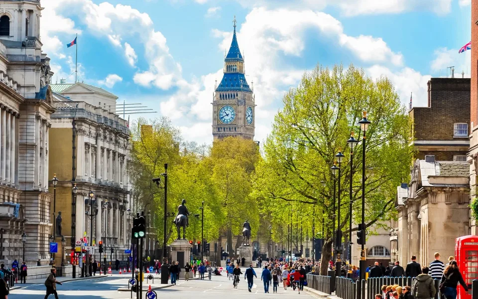 Westminster und Elizabeth Tower von der Straße aus gesehen