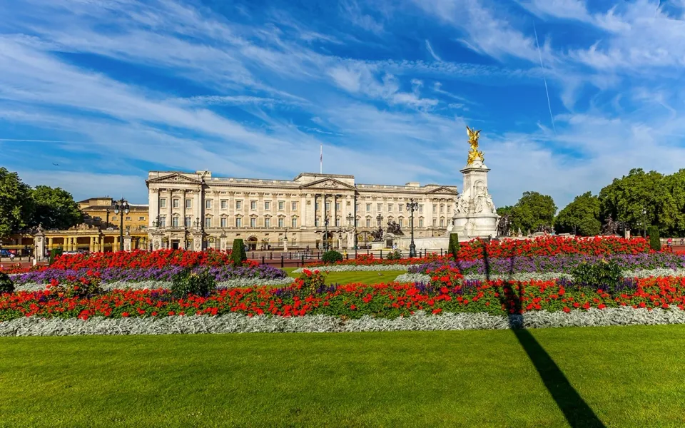 Buckingham Palace hinter den farbenfrohen Blumenbeeten