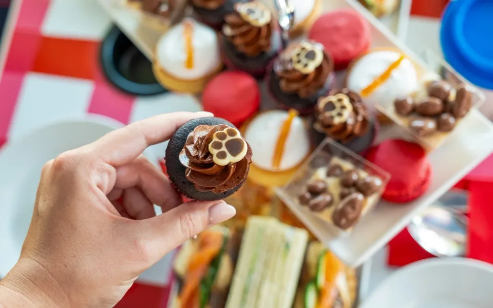 Dulces temáticos de osos servidos con el té de la tarde