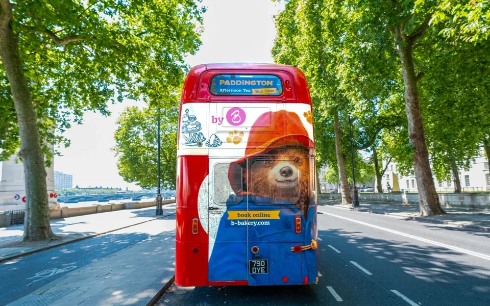 El autobús de dos pisos temático de Paddington en una calle de Londres