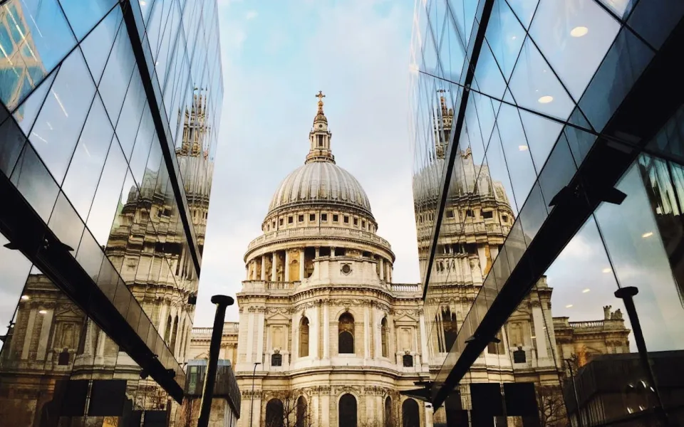 St Paul’s Cathedral, eingerahmt von umliegenden Gebäuden