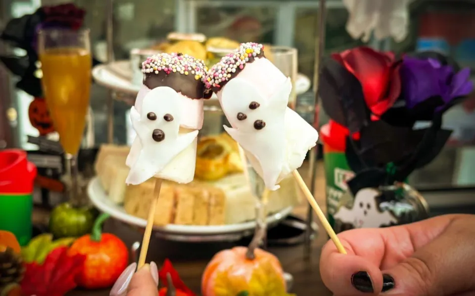 Leckereien in Geisterform auf einem Halloween-Teaständer