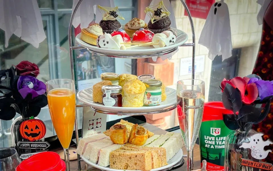 Halloween-Dekoration neben dem Afternoon Tea an Bord